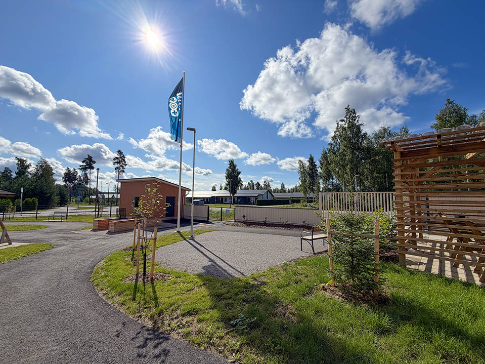 Attendo Gunnarlan pihaa aurinkoisena päivänä