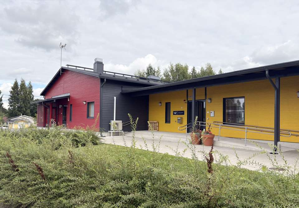 Attendo Mikkolanniityn yksikerroksinen rakennus, värikäs julkisivu