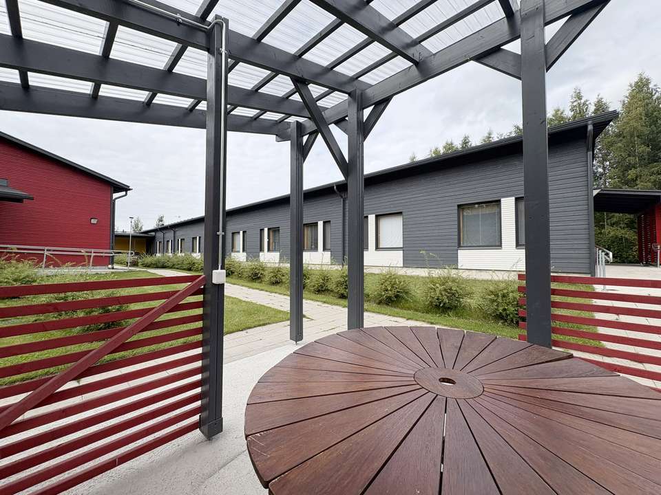 Mikkolanniityn puutarhan pergola, punaista ja harmaata puuta