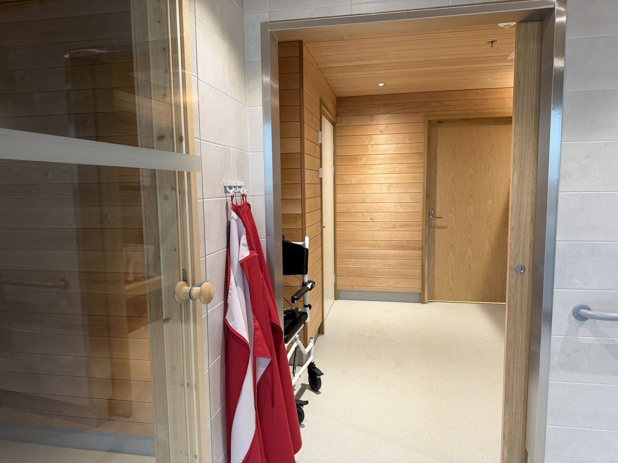 Kirkkaasti valaistu sauna- ja kylpytila