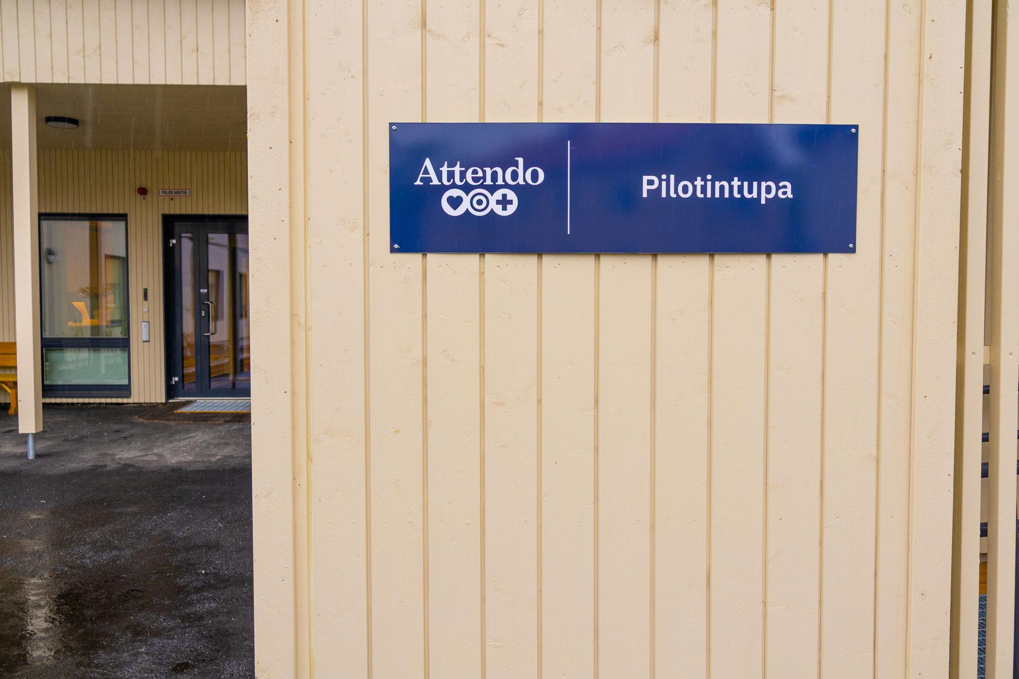 Attendo Pilotintuvan nimikyltti ulkoseinässä