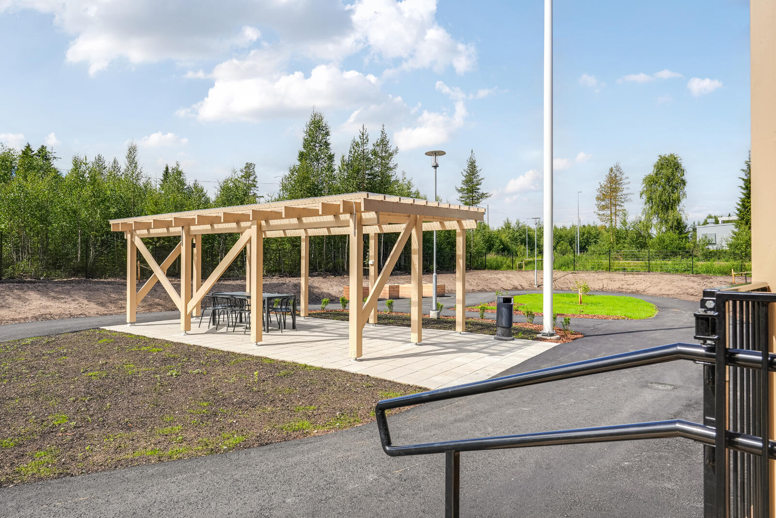 Pergola kesäisellä pihamaalla.