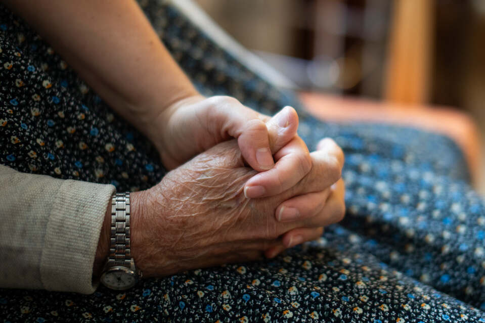 Ikäihminen kädet ristissä