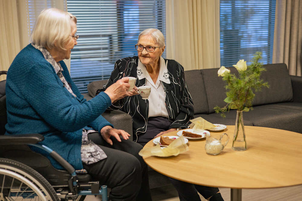 Asukkaat nauttimassa kahvihetkestä