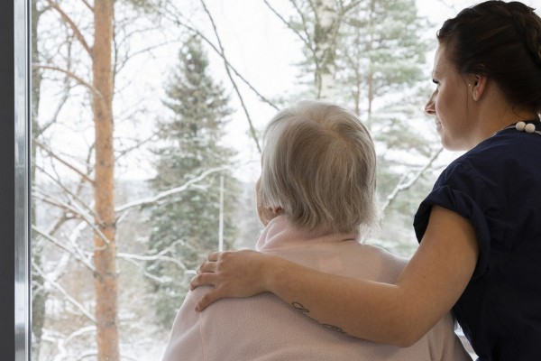 Kuulovamma ei ole este laadukkaalle hoivaty&#246;lle – tunnetila v&#228;littyy ilman sanoja ja elekieli tukee kommunikointia