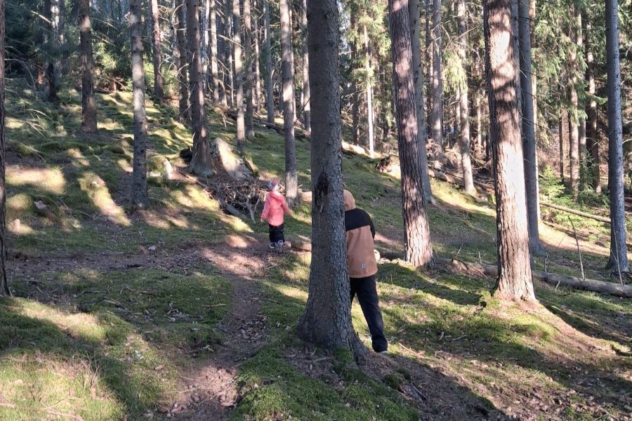 Attendo-koti Karhutorpan asukkaat retkellä metsässä