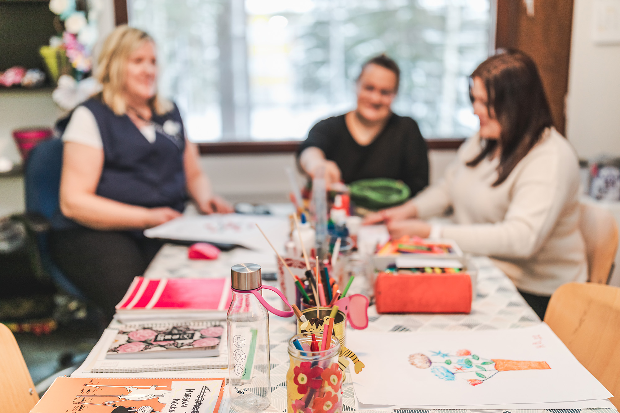 Ty&ouml;ntekij&ouml;it&auml; p&ouml;yd&auml;n &auml;&auml;ress&auml; askartelemassa