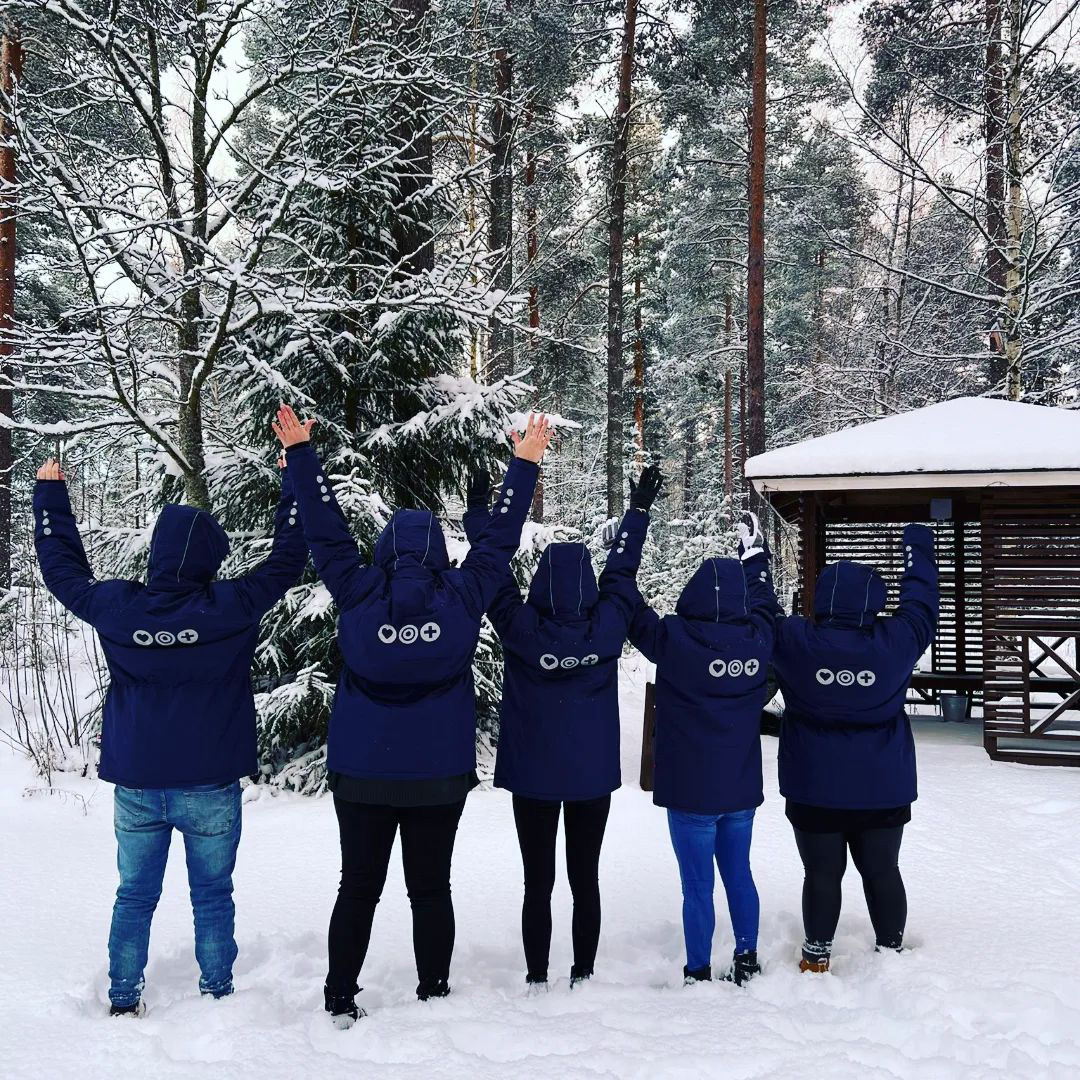 Attendo Castr&eacute;nin ty&ouml;ntekij&auml;t pihalla