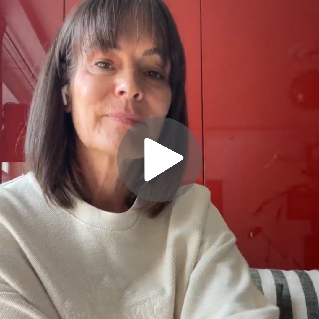 Hanna Jensen valkoisessa puserossa sekä videon toistoikoni