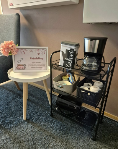 Kuvassa Attendo Kelon kahvikärry