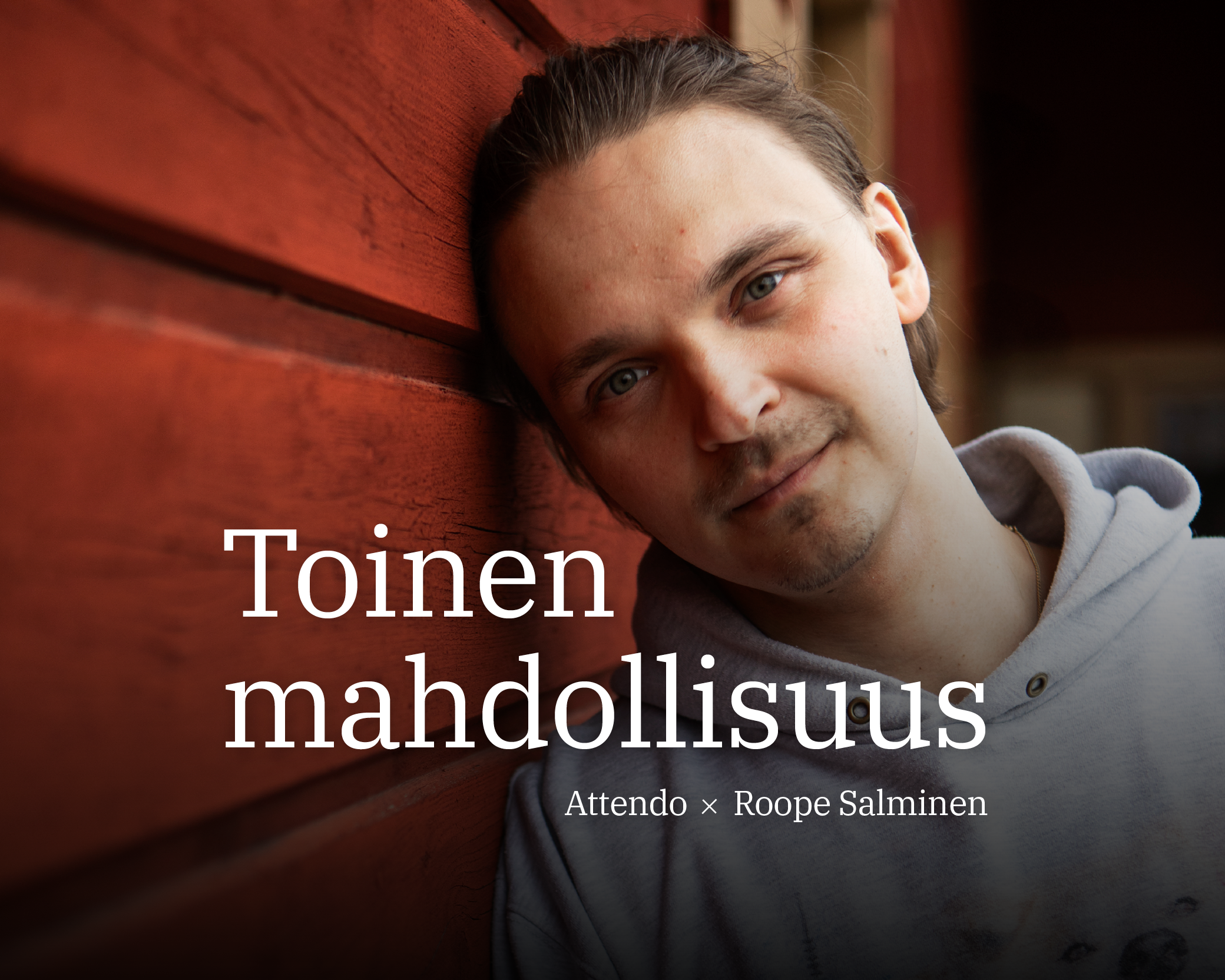 Roope nojaa punaiseen puuseinään, yllään harmaa huppari. Kuvassa tekstinä "Toinen mahdollisuus" sekä "Attendo x Roope Salminen