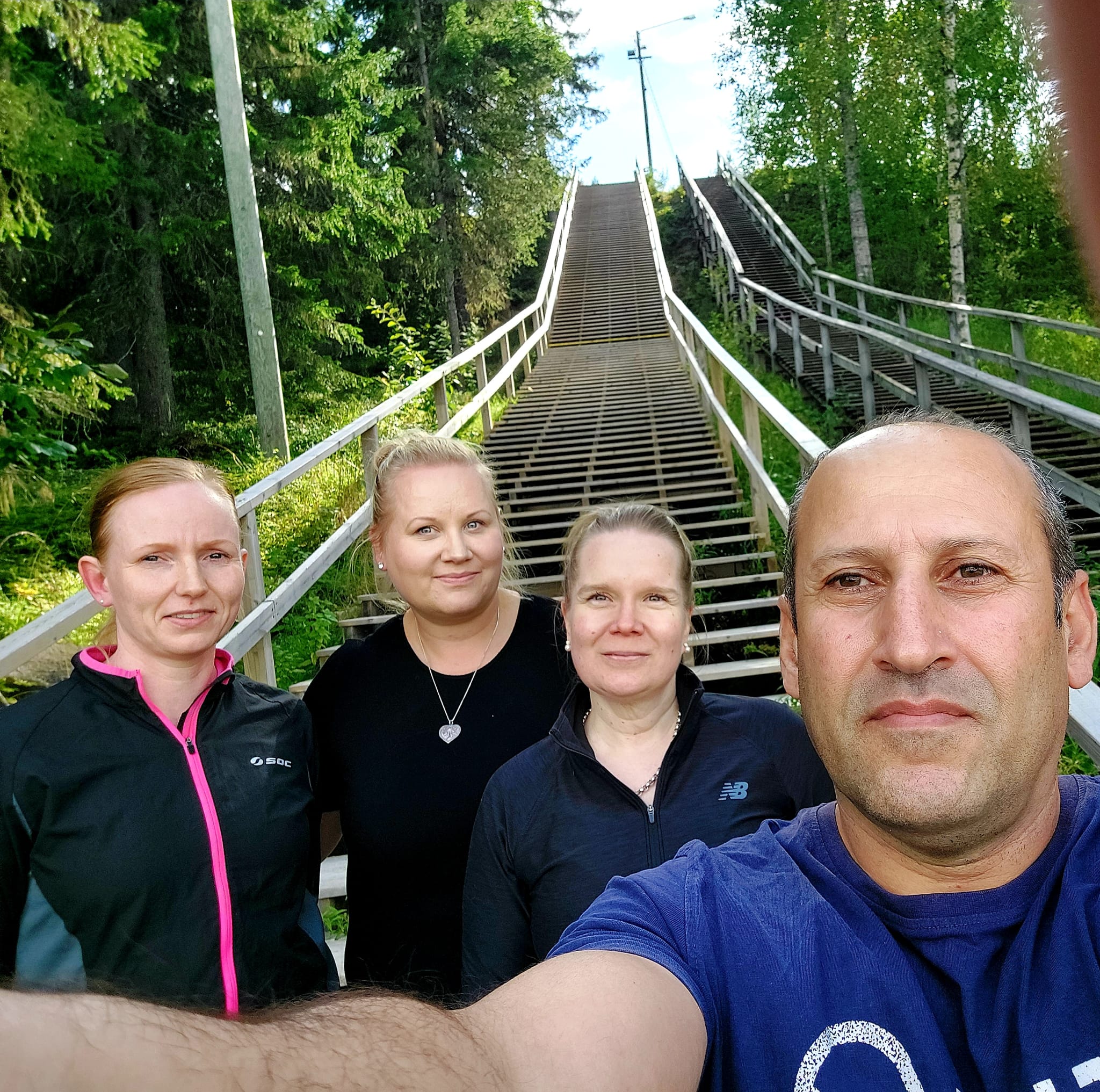 Attendo Suvisaaren työntekijät kuntoportailla